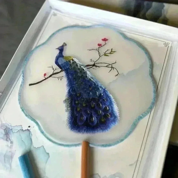 World Famous Su Double-Sided Embroidery Fan - Picture 2 of 4